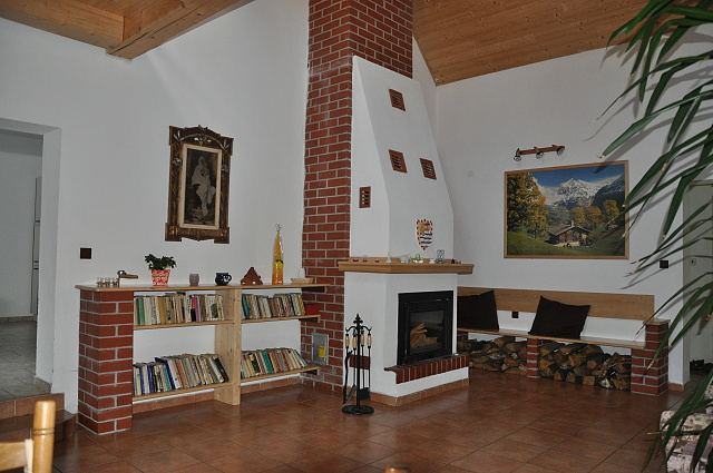 Krb ve společenské místnosti, vedle připravené dříví