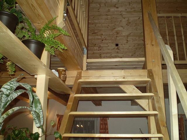 Dřevěná konstrukce schodiště a galerie